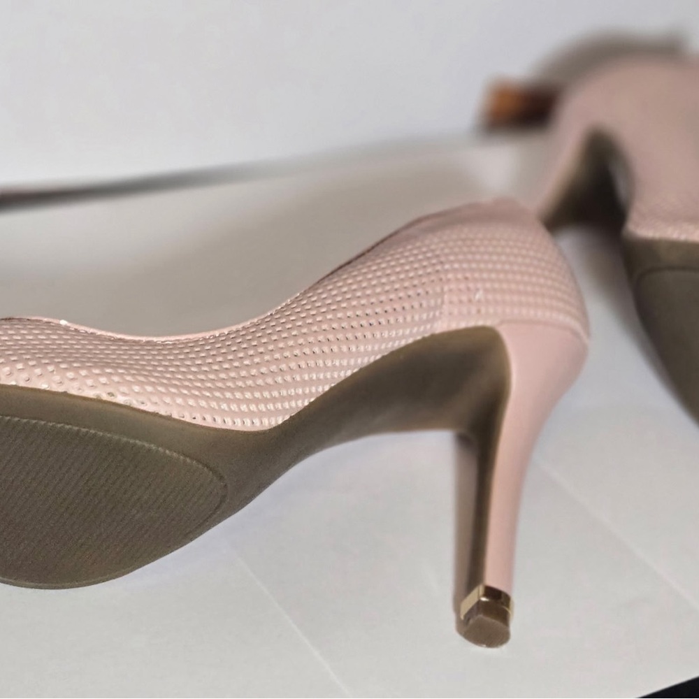 Guess Women's Pointed-Toe Pump in Blush Pink - Picture 3 of 3